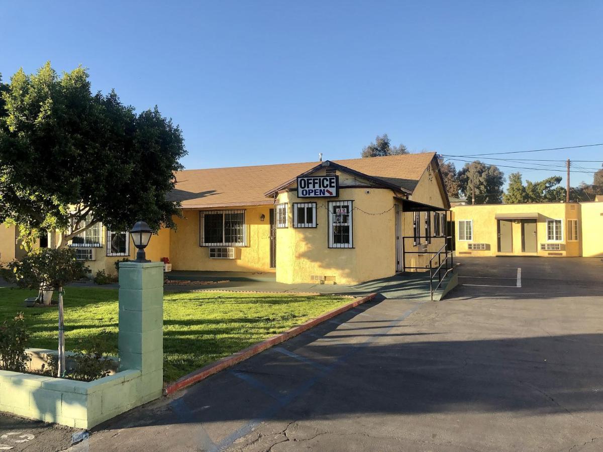 Deluxe Inn Pomona Bagian luar foto