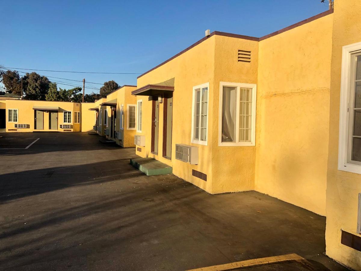 Deluxe Inn Pomona Bagian luar foto
