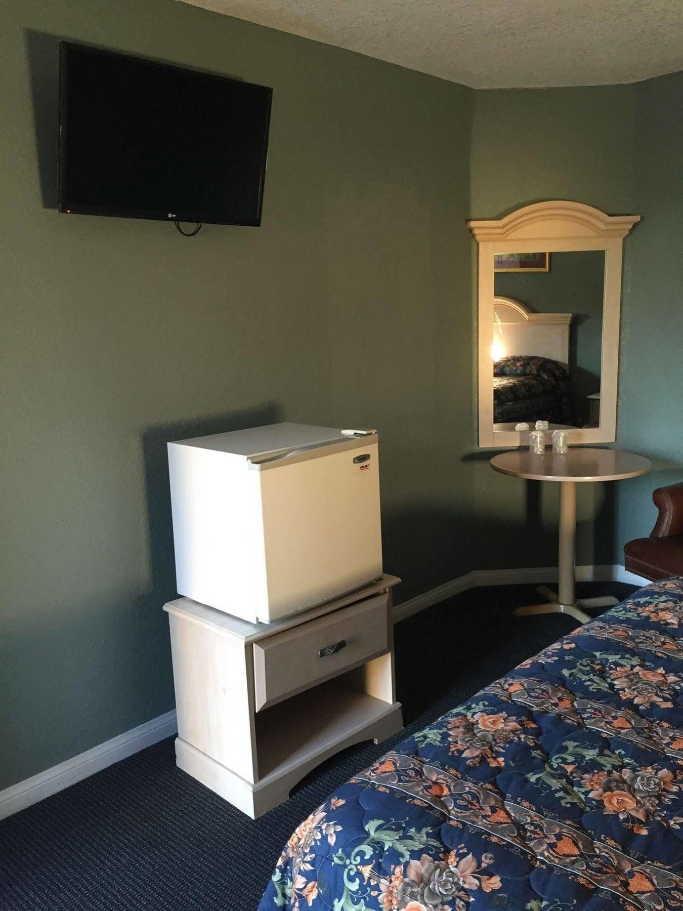 Deluxe Inn Pomona Bagian luar foto