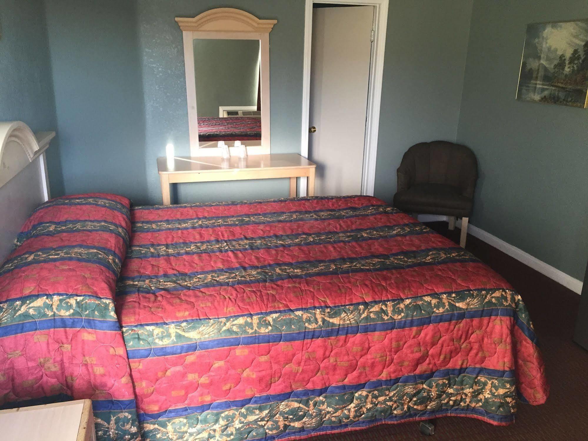 Deluxe Inn Pomona Bagian luar foto